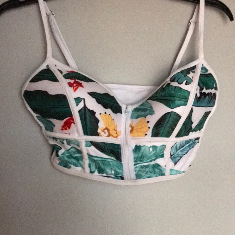 Cute tropical bikini top! 🌴